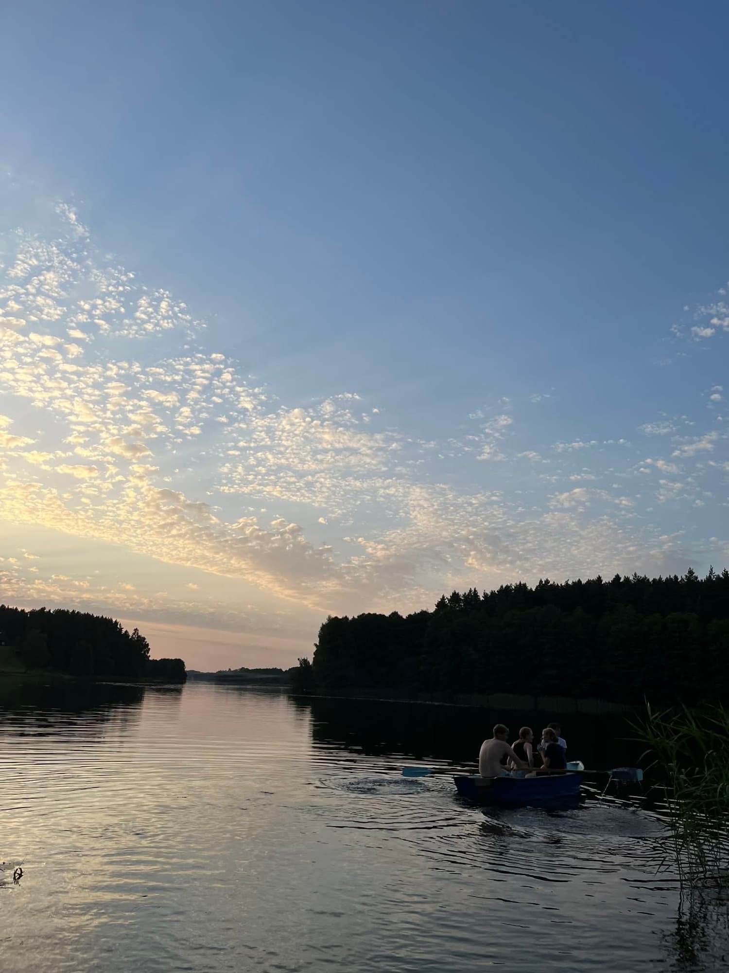 Valtelė su svečiais Ilgio ežere saulei leidžiantis